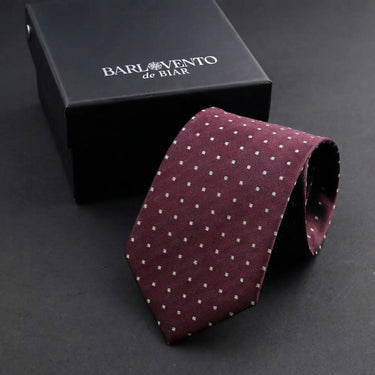 Siena · corbata de estilo italiano, 100% seda, color burdeos con microcuadrados blancos