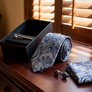 Soissons · conjunto de corbata con estampado paisley azul y platino con pañuelo, gemelos y pasador