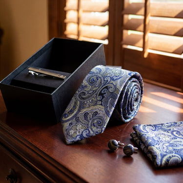 Soissons · conjunto de corbata con estampado paisley azul y platino con pañuelo, gemelos y pasador