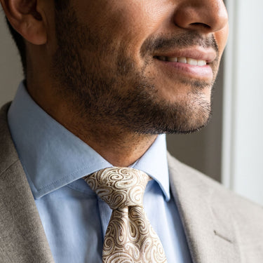 Strasbourg · corbata con estampado paisley dorado