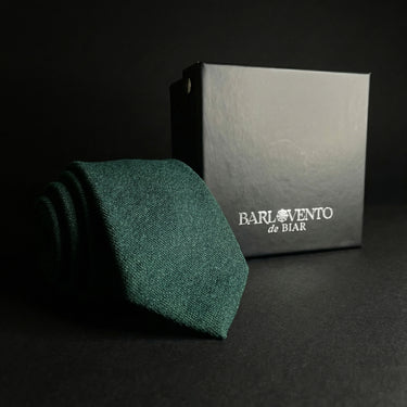 Thar · corbata verde bosque suave