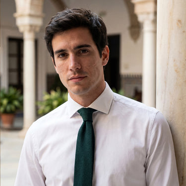 Thar · corbata verde bosque suave