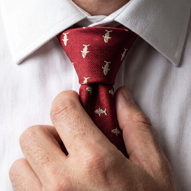Tiburones · corbata rojo oscuro con estampado de tiburón