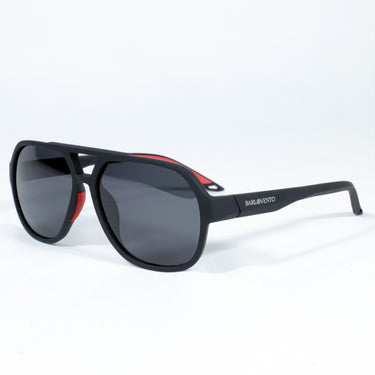 Trengandín · gafas de sol de goma negra con lentes grises y detalles en rojo