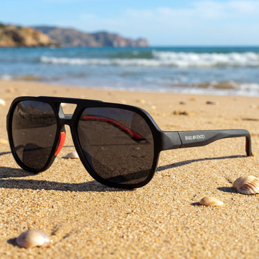 Trengandín · gafas de sol de goma negra con lentes grises y detalles en rojo