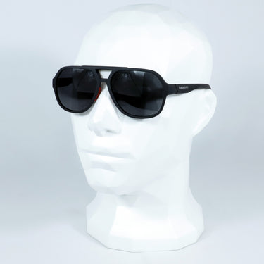 Trengandín · gafas de sol de goma negra con lentes grises y detalles en rojo