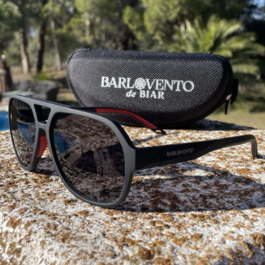 Trengandín · gafas de sol de goma negra con lentes grises y detalles en rojo