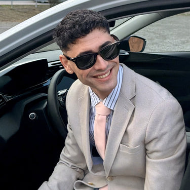 Victoria · gravata rosa suave