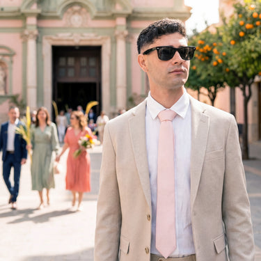 Victoria · gravata rosa suave