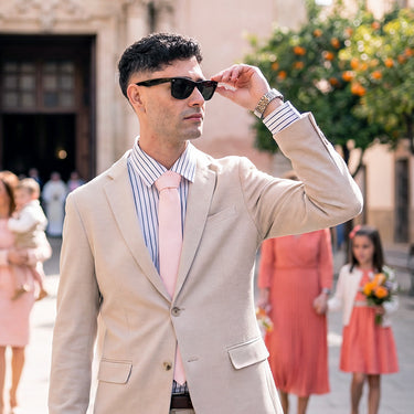 Victoria · gravata rosa suave